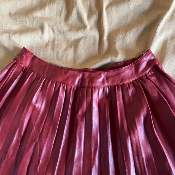 Chic Edge Burgundy Vegan Leather Pleated High-Rise Mini Skirt size M - Picture 7 of 10